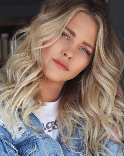 Woman with highlighted long wavy blonde hair