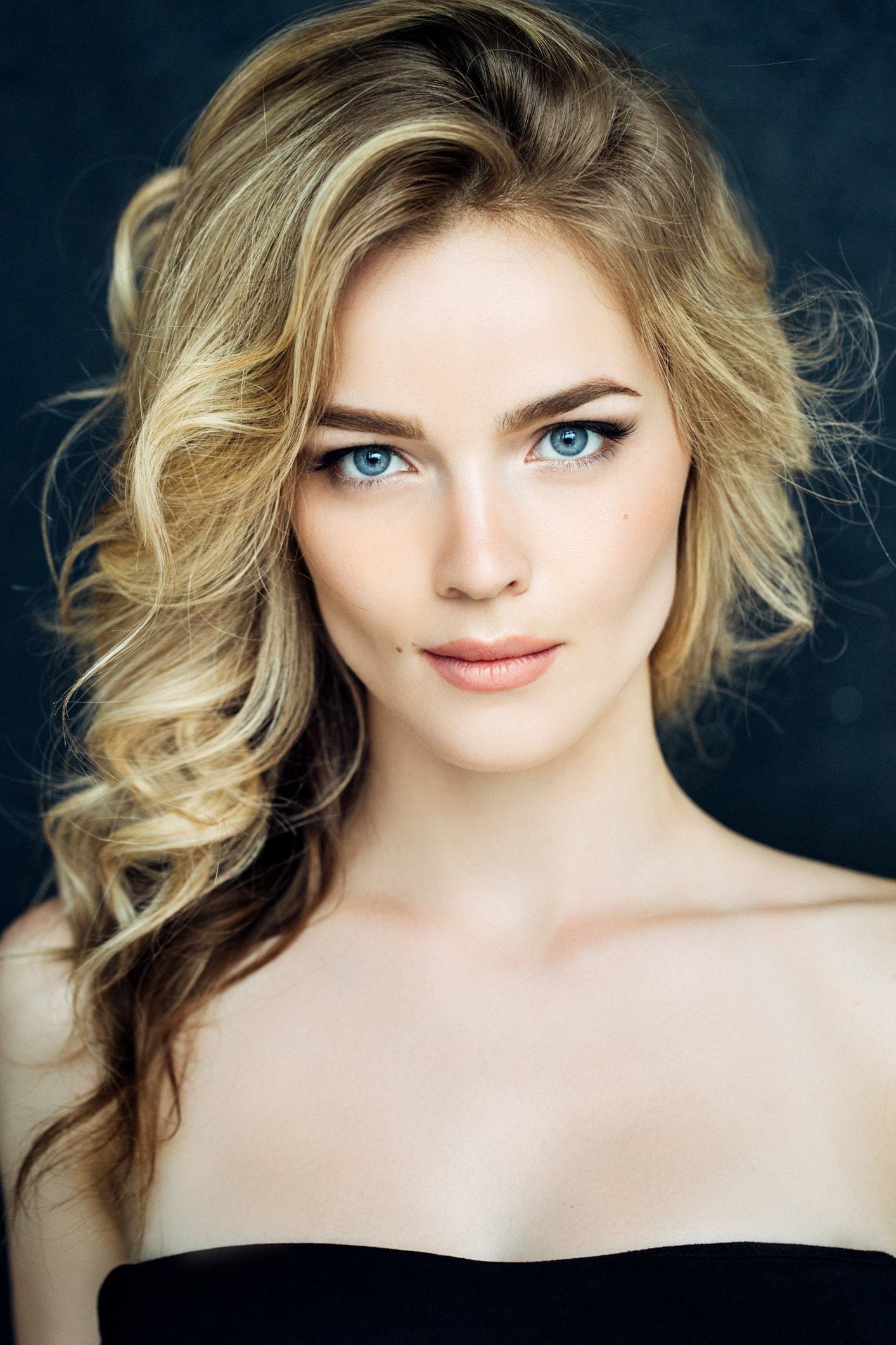 spiral perm blonde rooted large curls