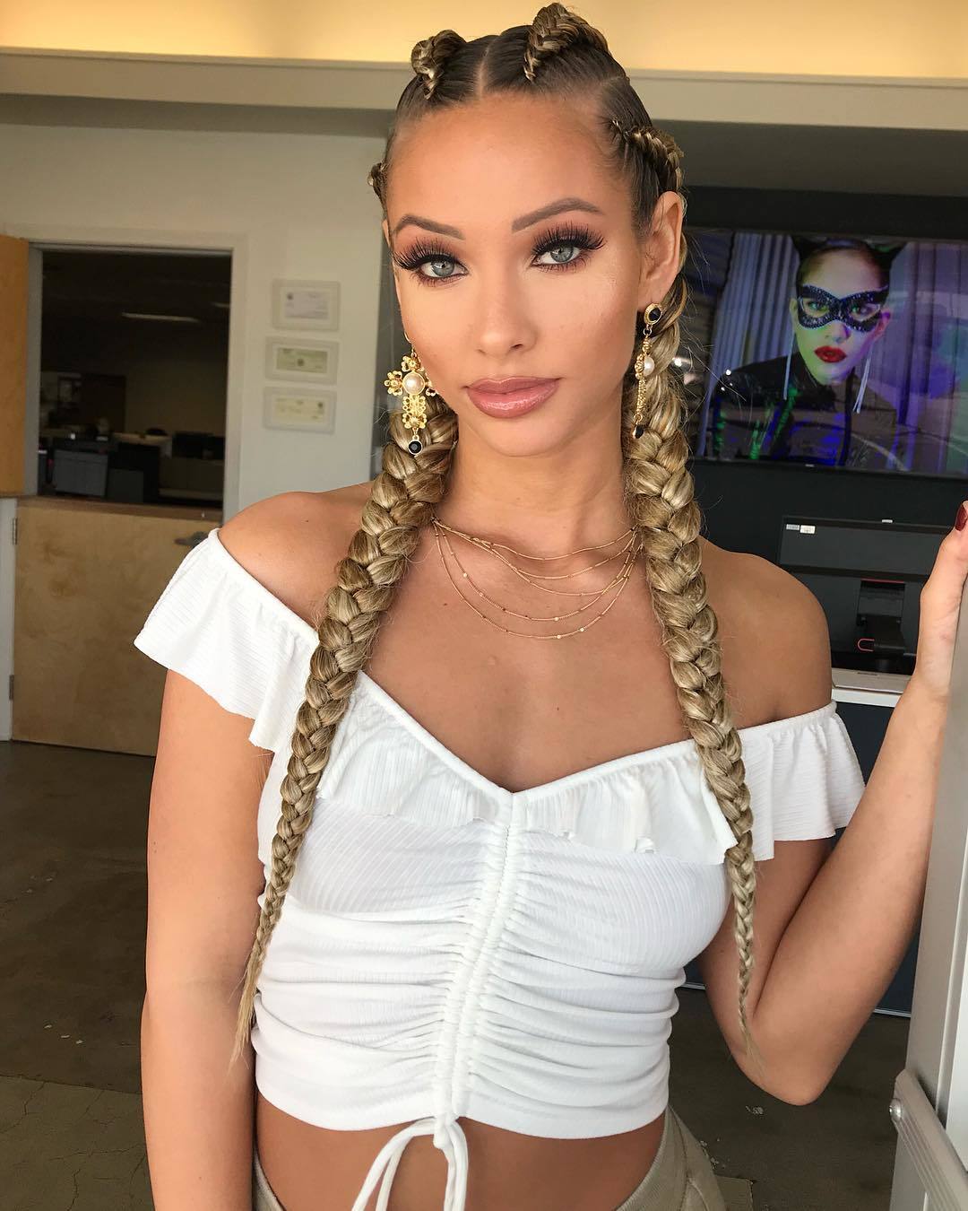 Woman with long golden jumbo cornrow extentsions