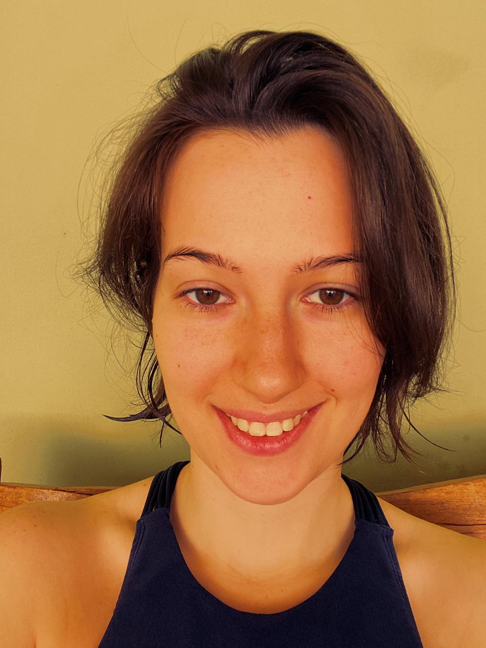 woman with wavy short brown hair