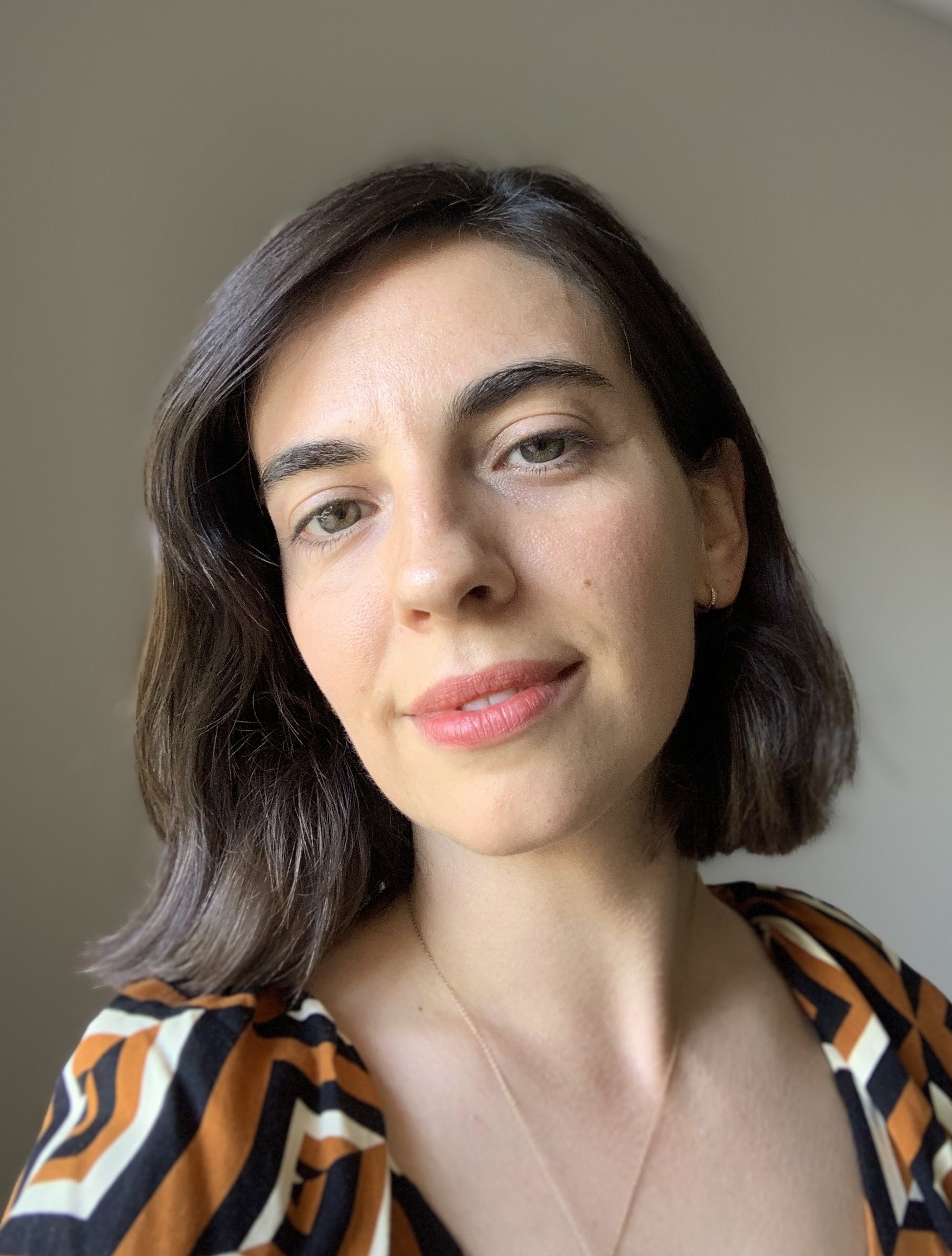 woman with short wavy brown haie