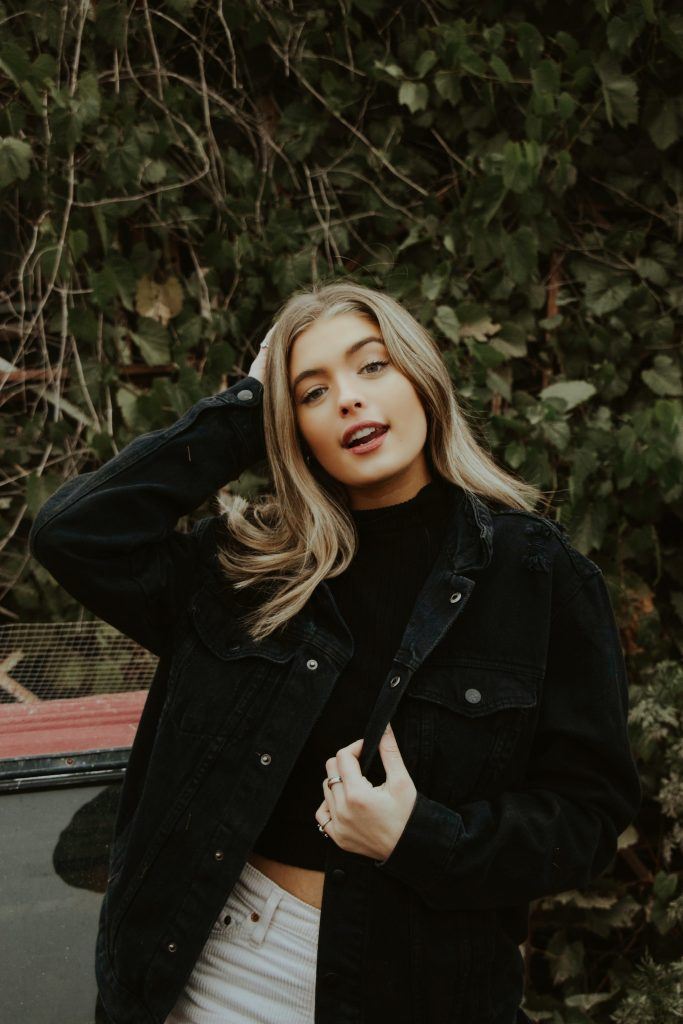 Woman with mousey bronde medium length hair