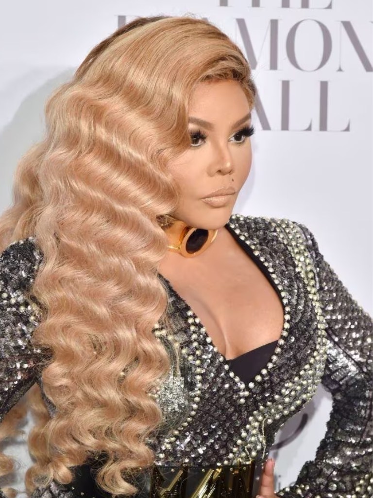 Lil Kim with long wavy stawberry blonde hair