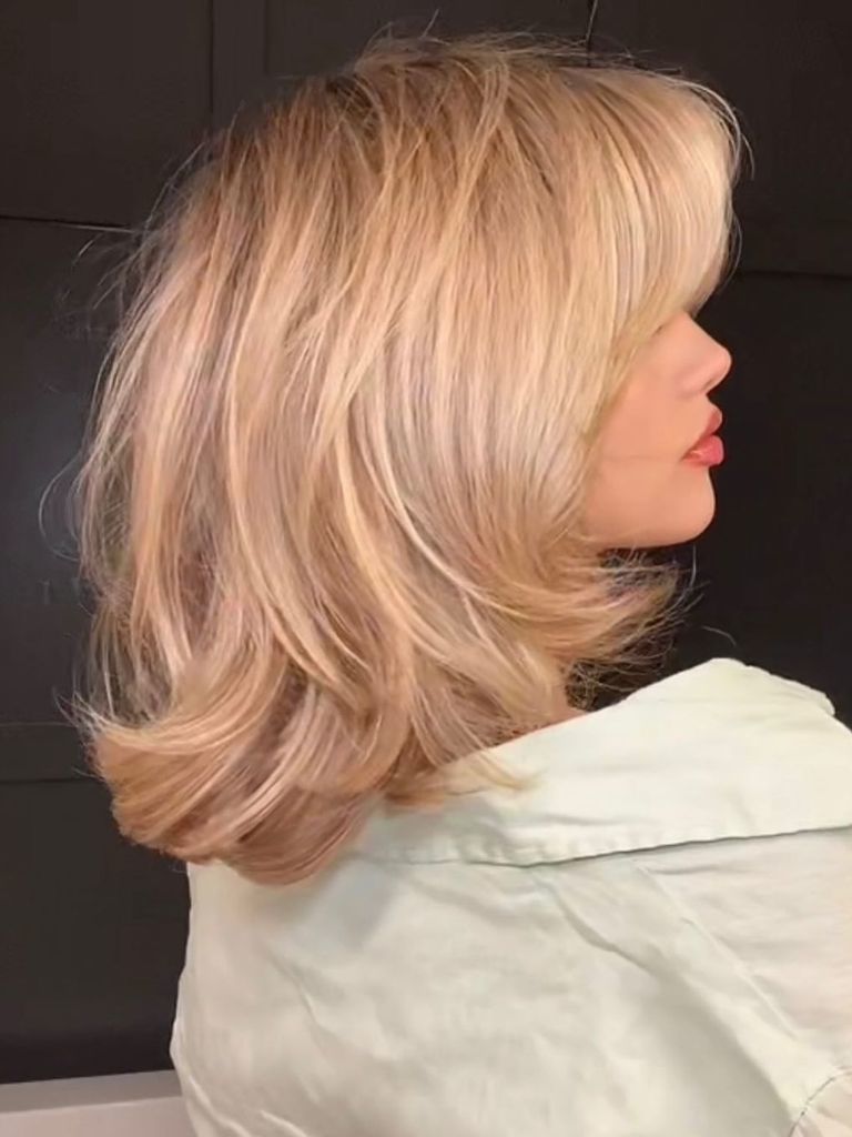 Woman with blonde 'Brachel' haircut.