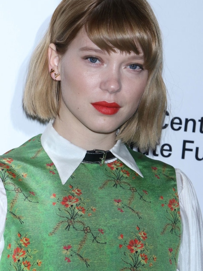 Lea Seydoux blonde bob with short bangs