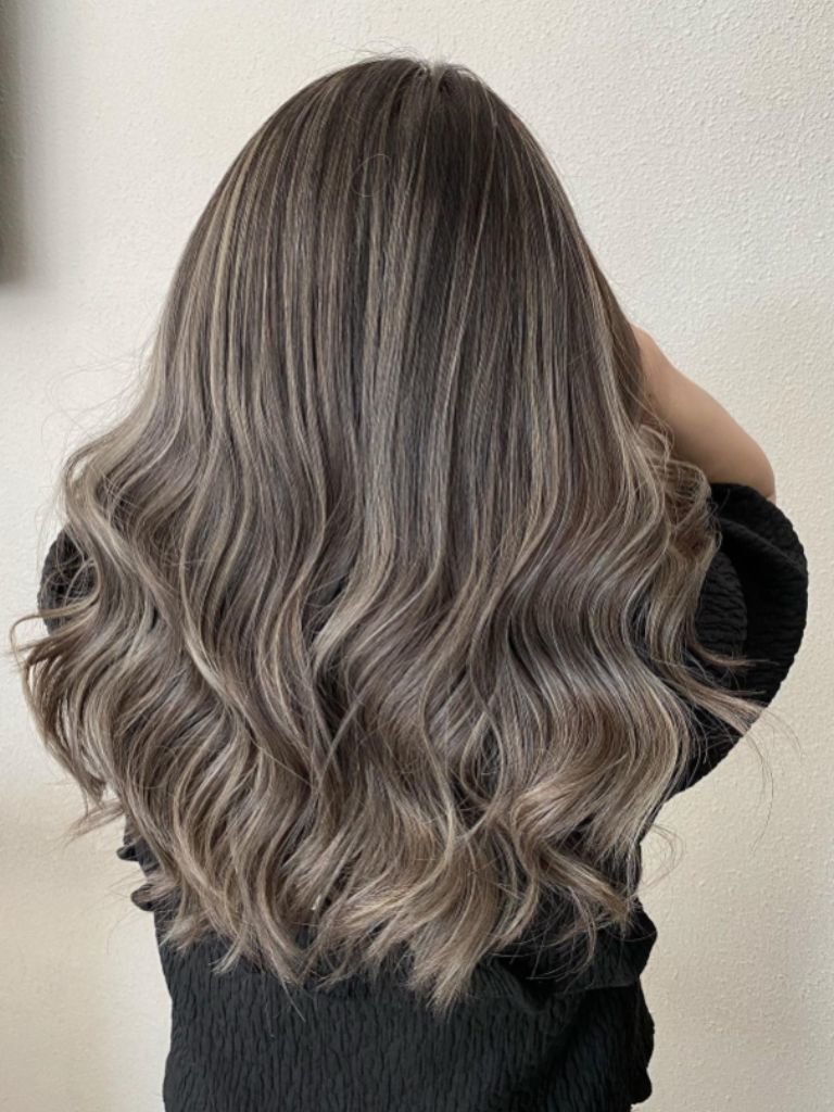 Woman with wavy sombre ash brown hair