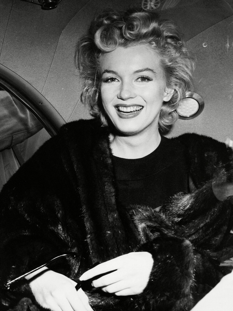 Marilyn Monroe with curly 50s hairstyle
