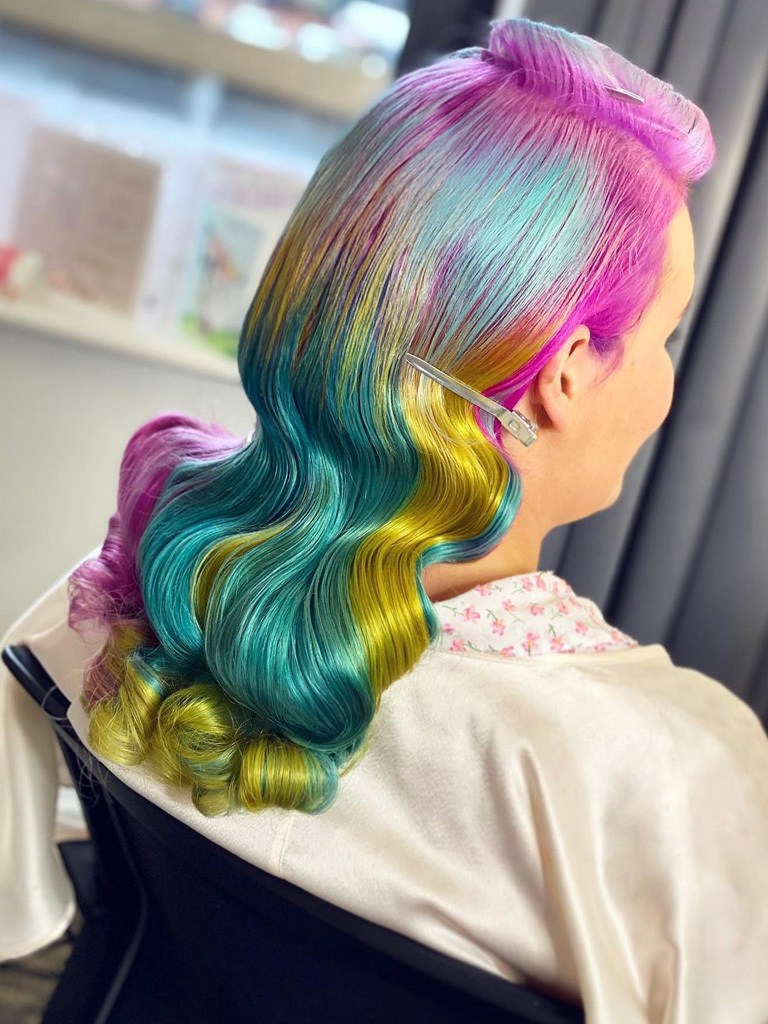 Multicoloured hair in retro 50s hollywood wave