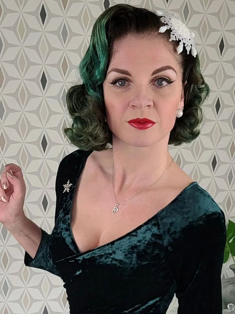 Woman with classic wave bob hair and hair accessory picture wearing '50s style dress