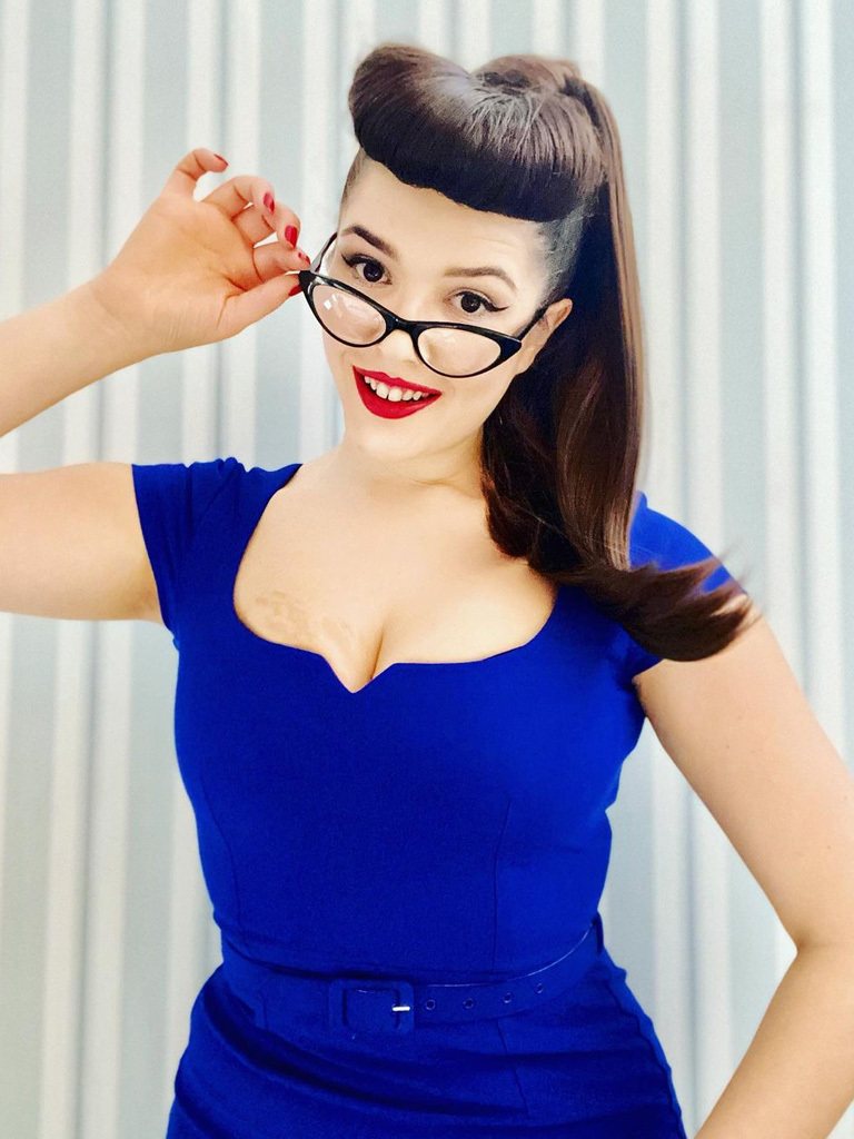Woman with long hair with 50s hairstyle with roll fringe and high pony