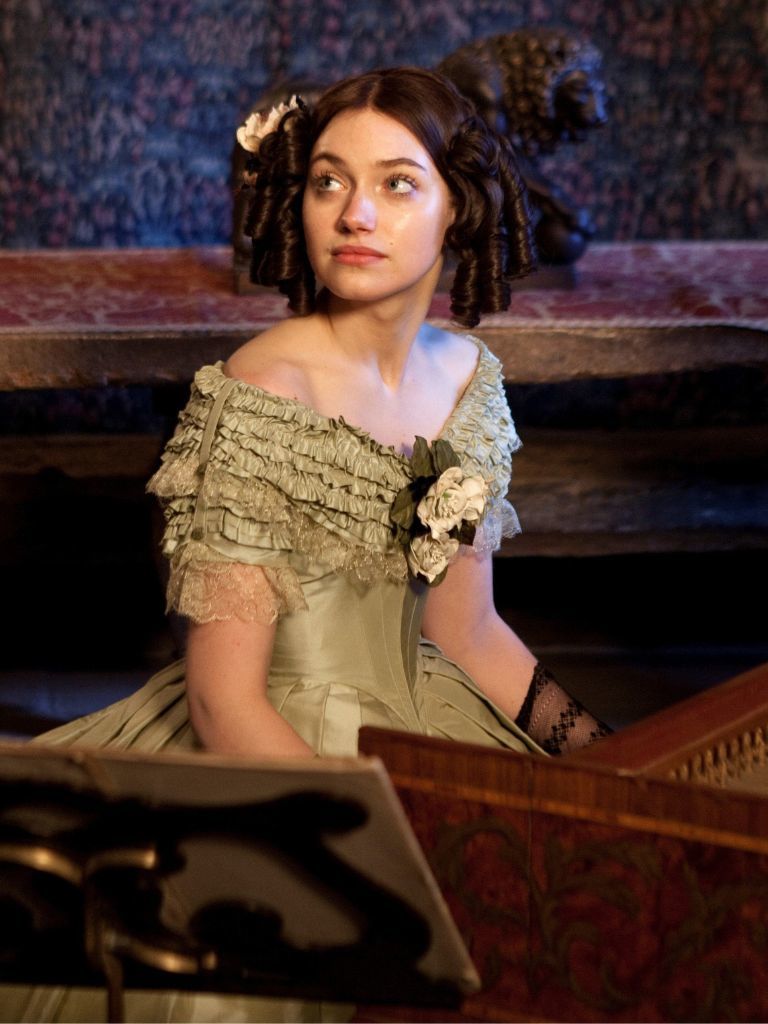 Victorian hairstyles: Photo of a brunette actress in Jane Eyre with curly ringlets