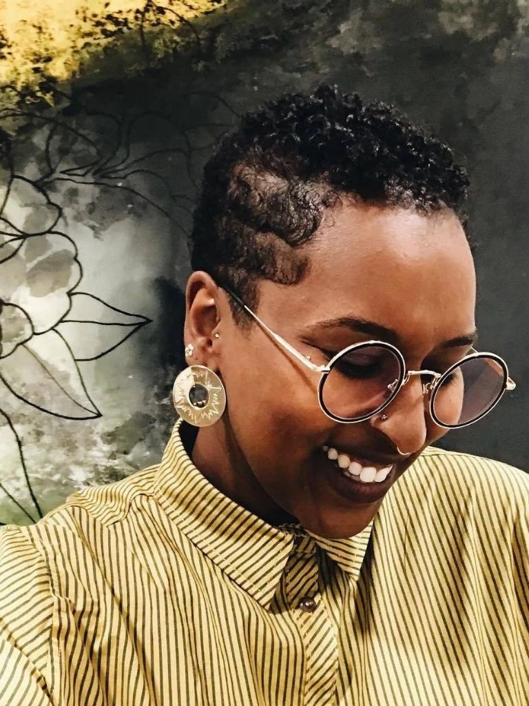 woman with 3c pixie cut hair