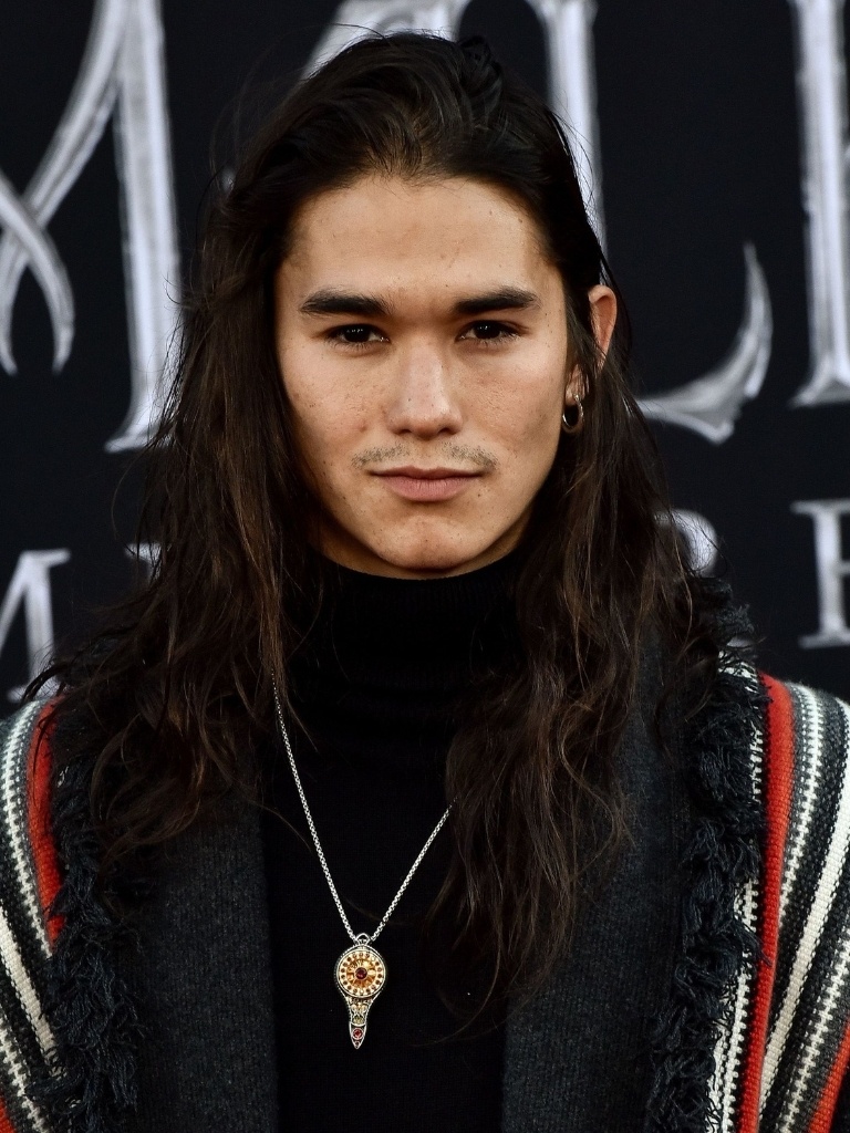 26 Men with Long Hair: All the Looks You Need to Know