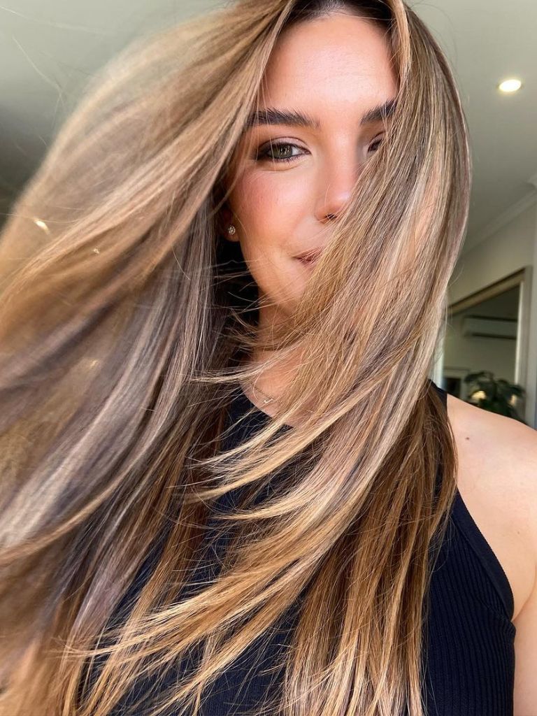 Woman with long beige balayage.