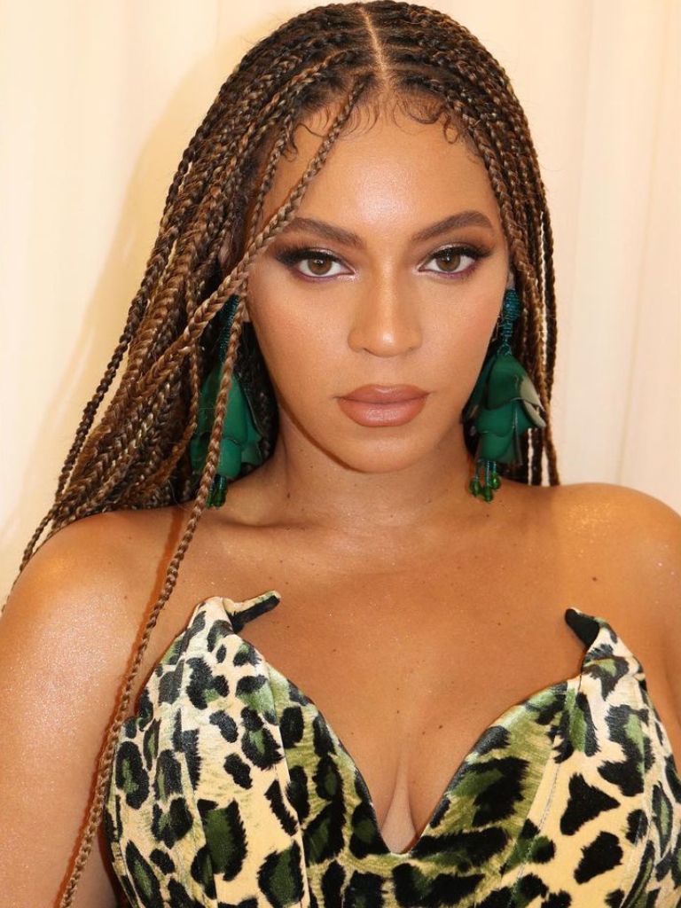 Beyonce with blonde knotless braids.