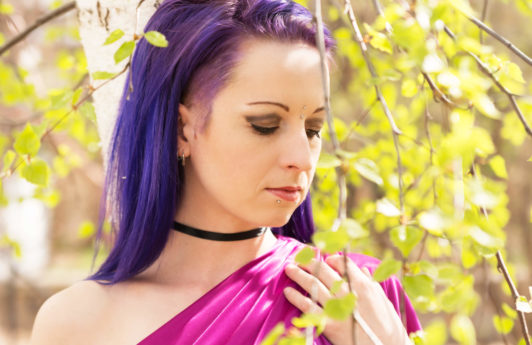 tinte de pelo púrpura mujere en el jardín