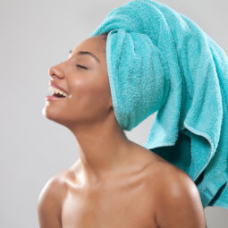 aguacate en el cabello mujer con toalla en cabeza