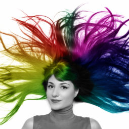 tinte arcoíris mujer con pelo de colores