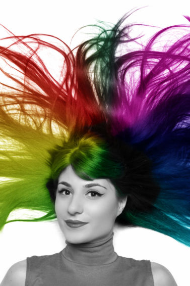 tinte arcoíris mujer con pelo de colores