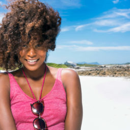 Productos para el cabello seco mujer en la playa