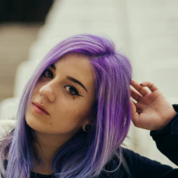 cabello color violeta 