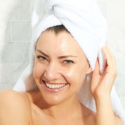 lavarse el pelo mujer con toalla blanca