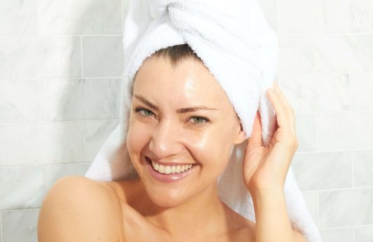 lavarse el pelo mujer con toalla blanca