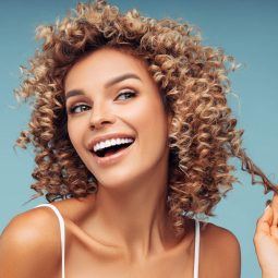 cortes de pelo mediano para mujeres cabello rizado