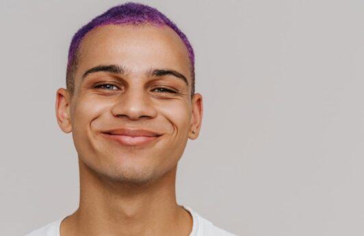 hombre con cabello purpura