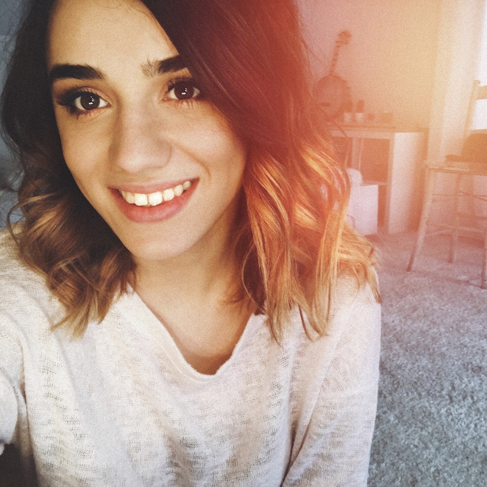 selfie d'une fille avec une coupe de cheveux ondulée de longueur moyenne