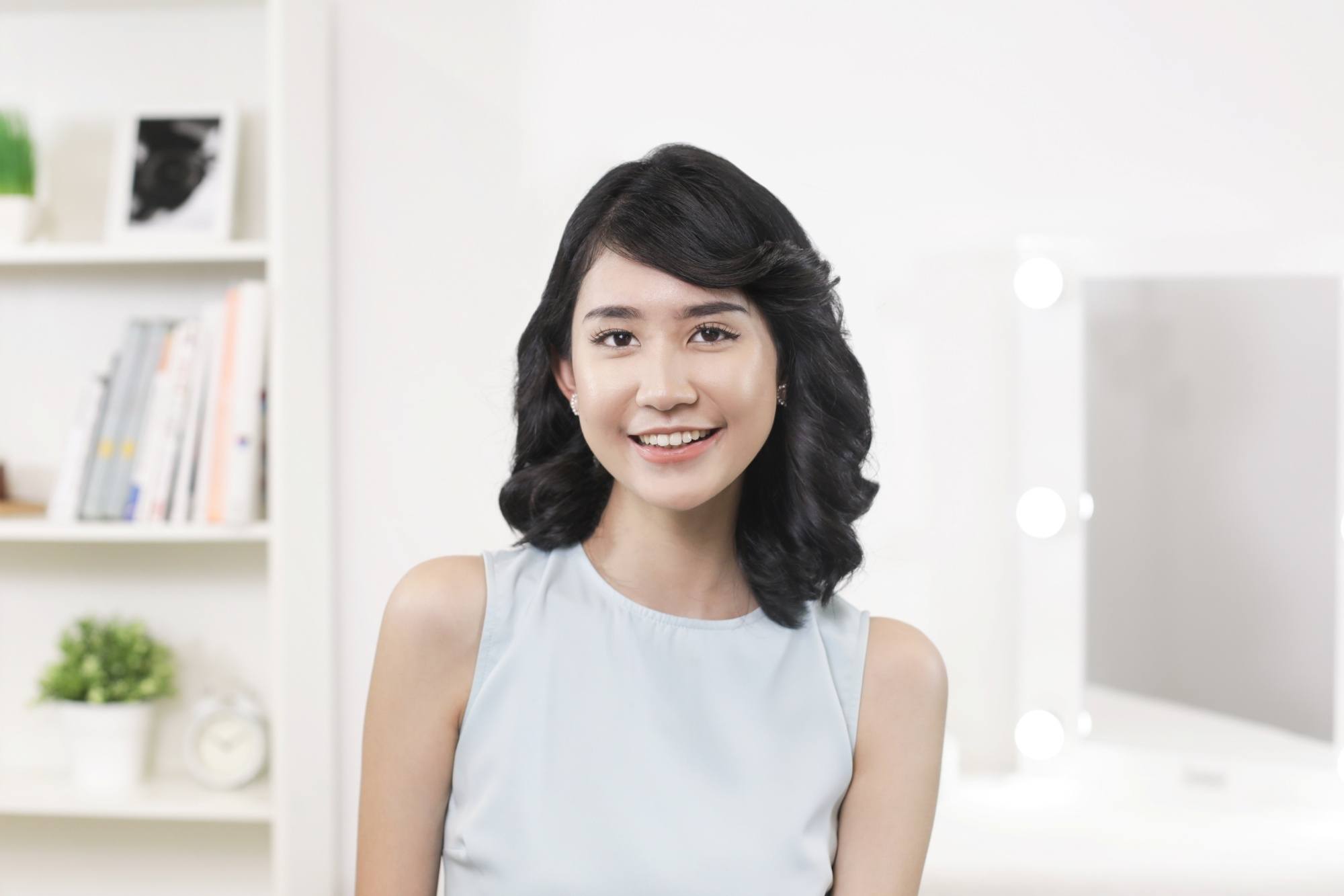 Asian woman with glam waves as her wedding hairstyle for short hair