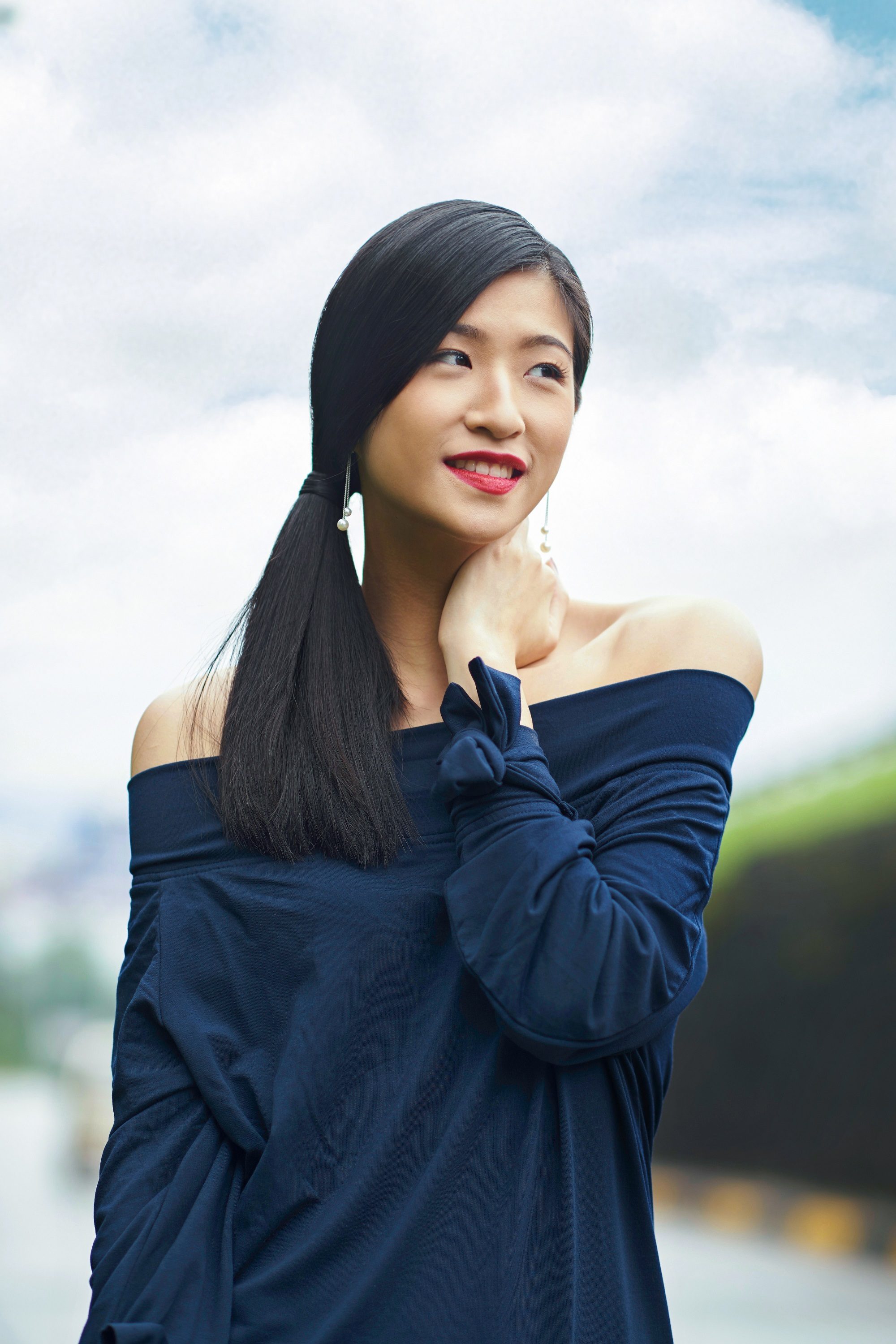 Easy hairstyles for short hair: Side ponytail