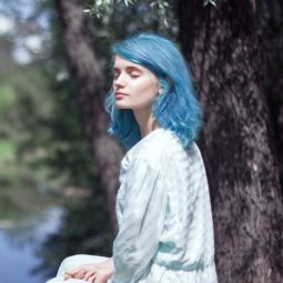 Blue hair: Woman with shoulder-length blue hair