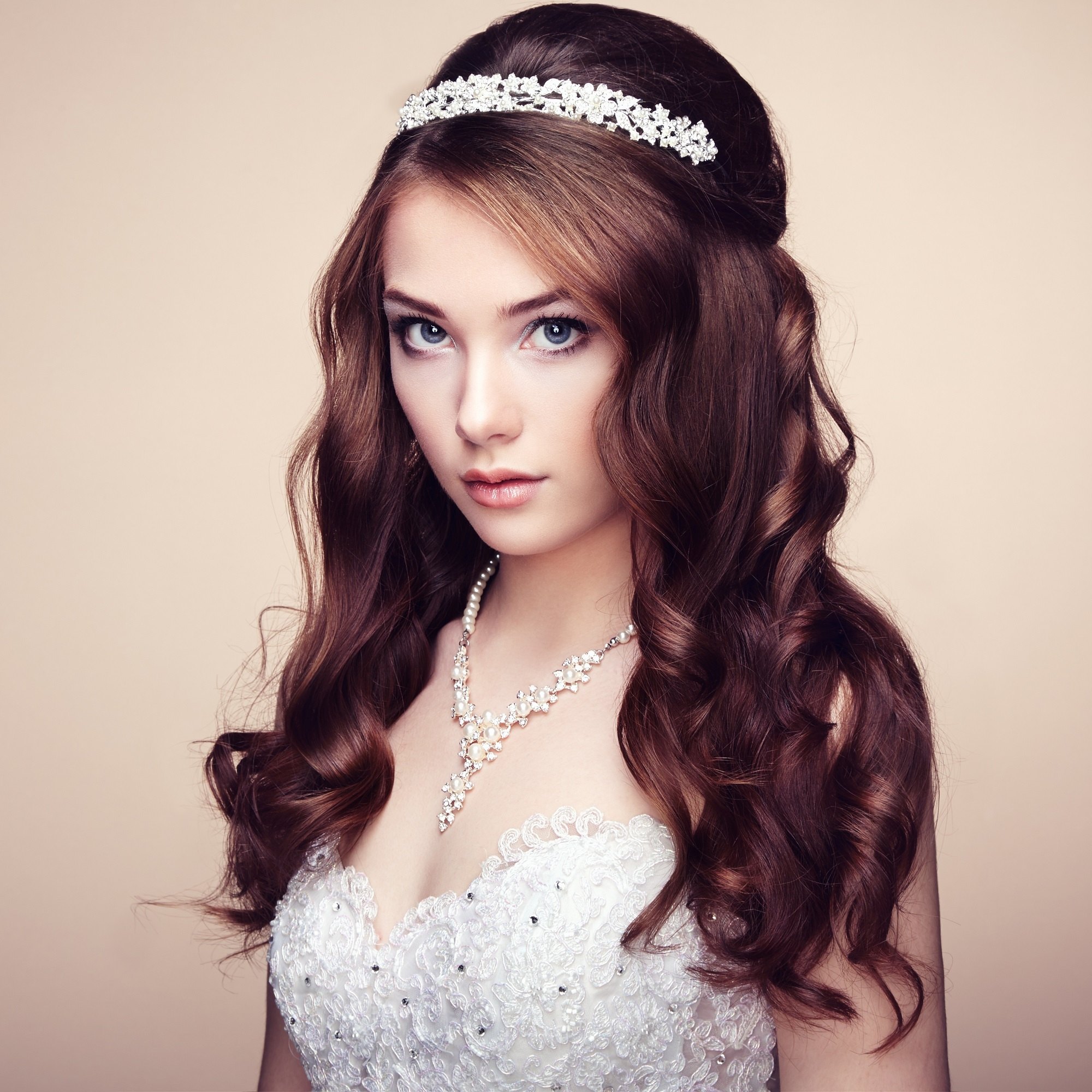 Soft curls wedding hairstyles | Hair for Indian brides | Bridal hairstyles.  | Loose curls hairstyles, Bride hairstyles, Long hair styles