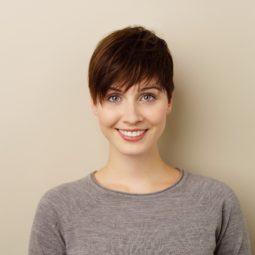 Different hairstyles for short hair: Woman with dark brown pixie cut