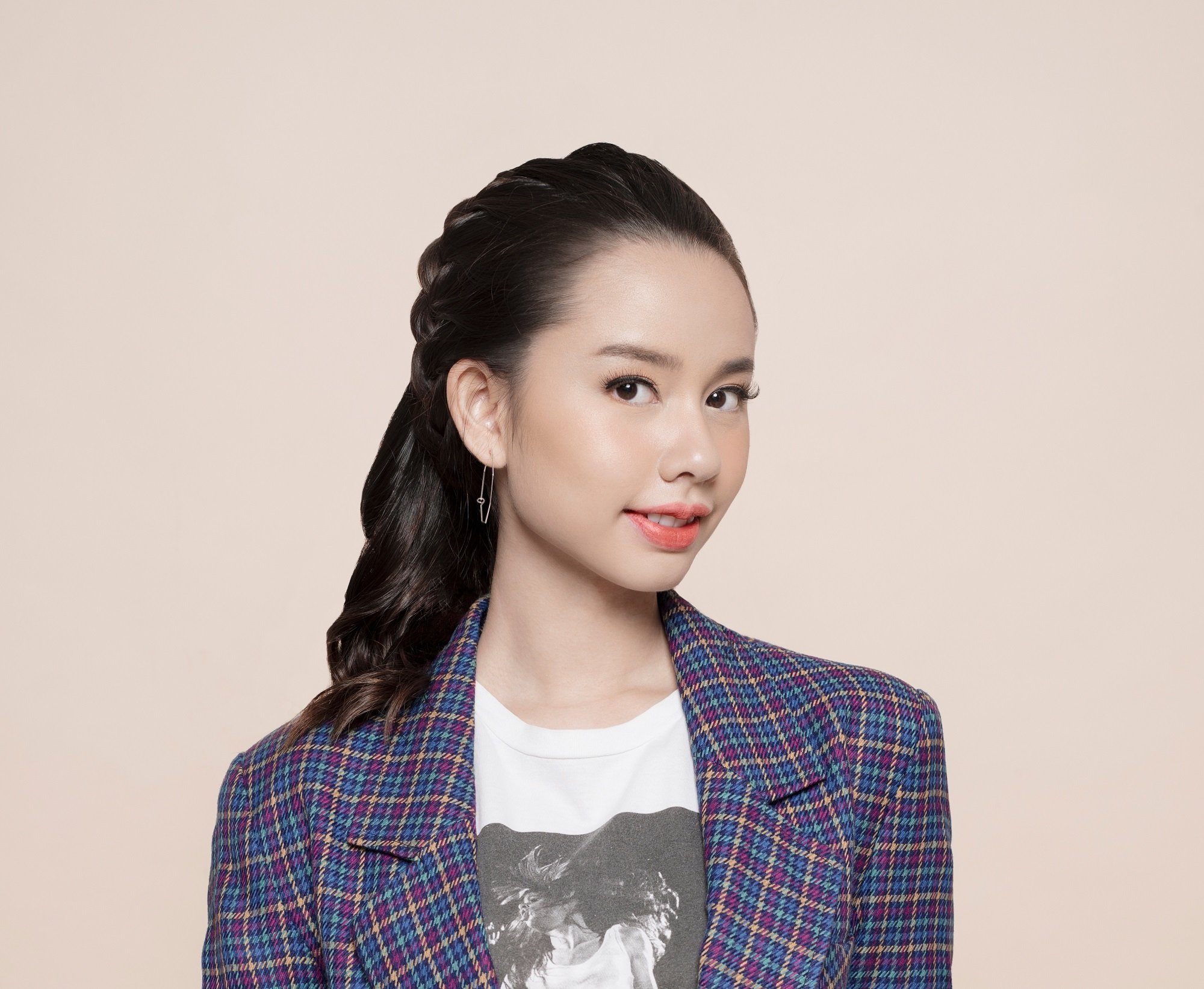 Asian girl with headband braid against oyster background to represent users of new Sunsilk Shampoos