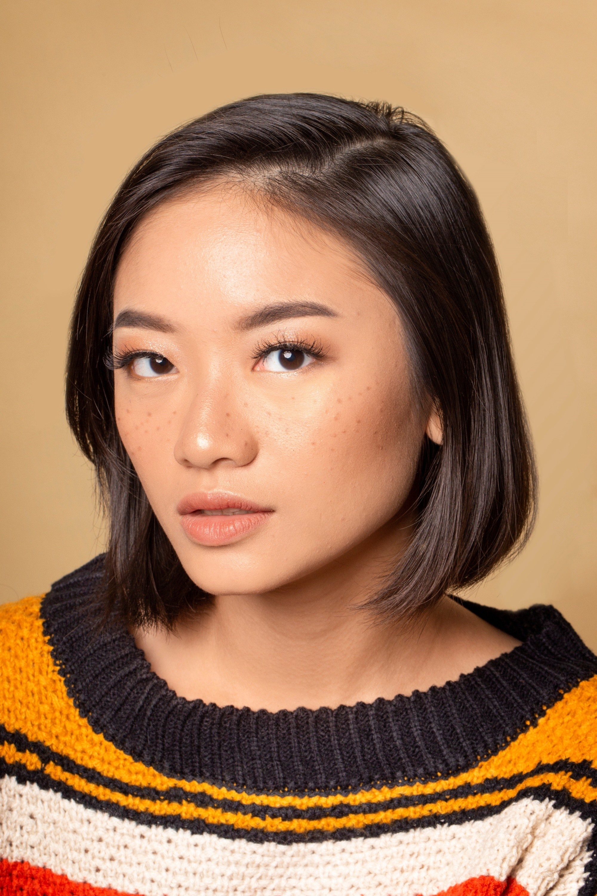 Indonesian woman with side-parted bob