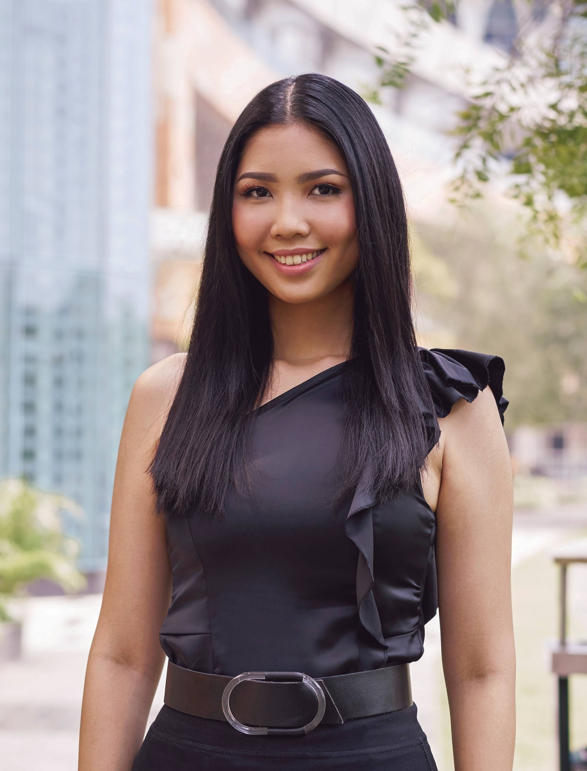 Coiffures de remise des diplômes : femme asiatique avec de longs cheveux raides foncés souriante