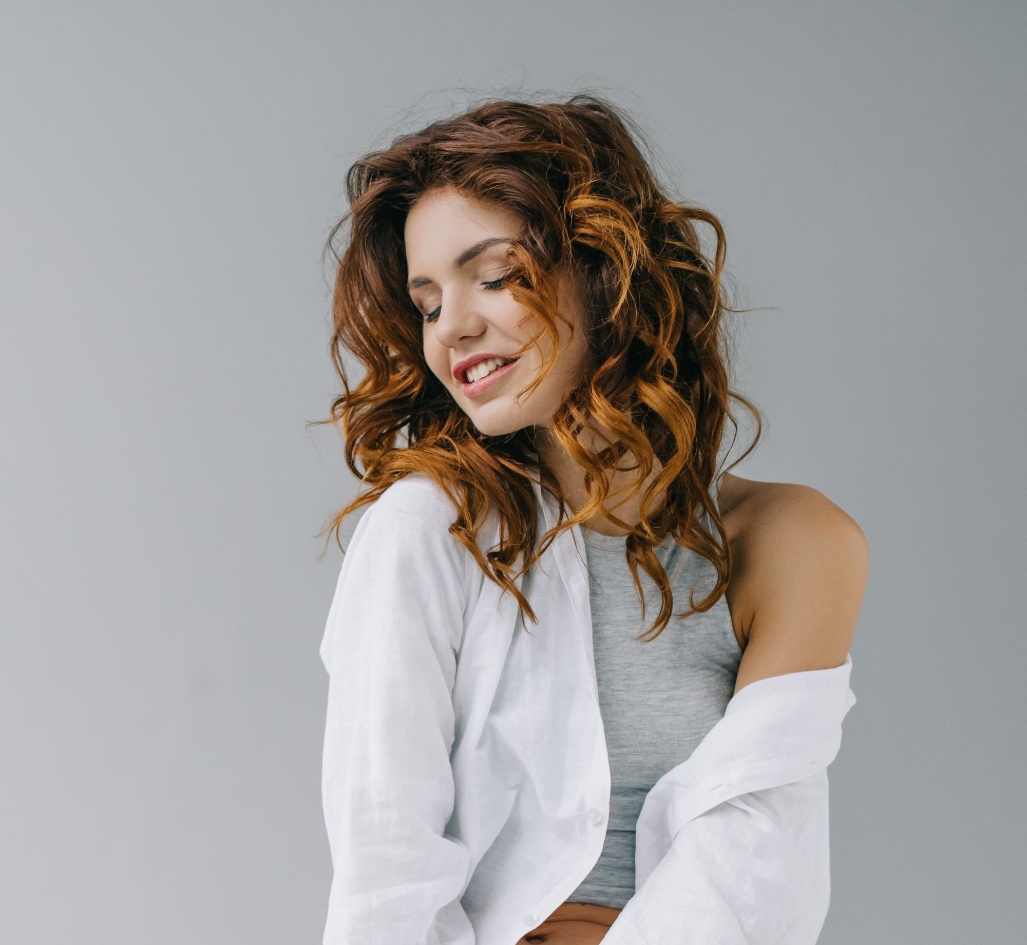 Woman with curly hair with brown highlights