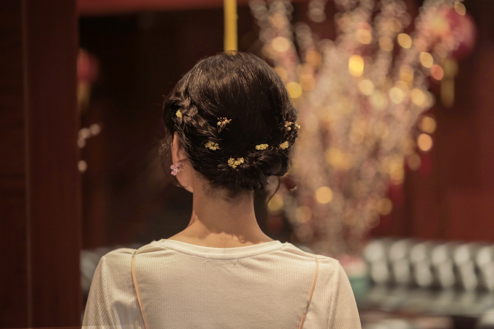 Vue arrière d'une fille asiatique pour montrer sa coiffure avec des fleurs