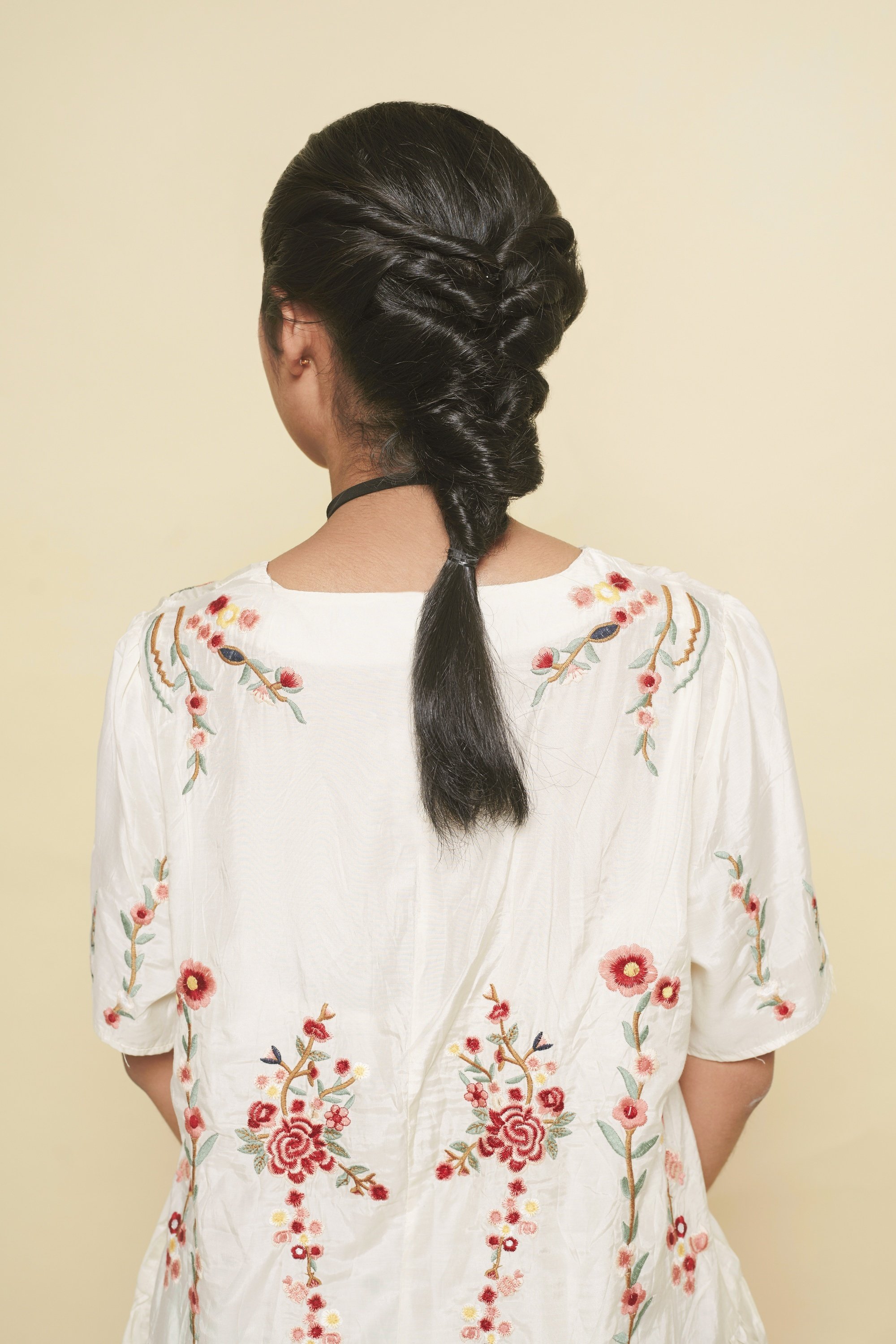 Photo arrière d'une femme asiatique avec des cheveux tressés pour cheveux longs