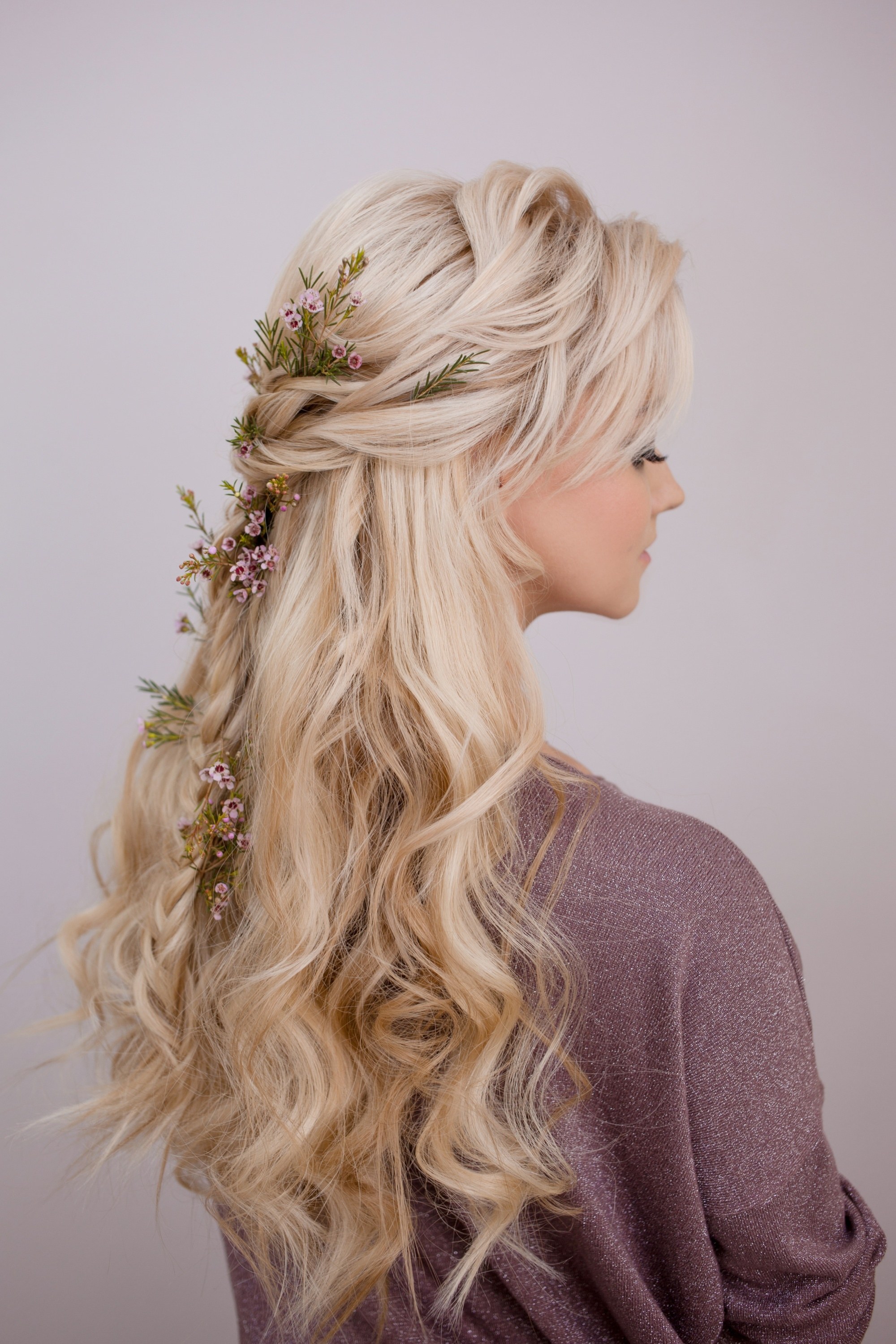 Femme aux longs cheveux blonds avec un design de cheveux fleuris