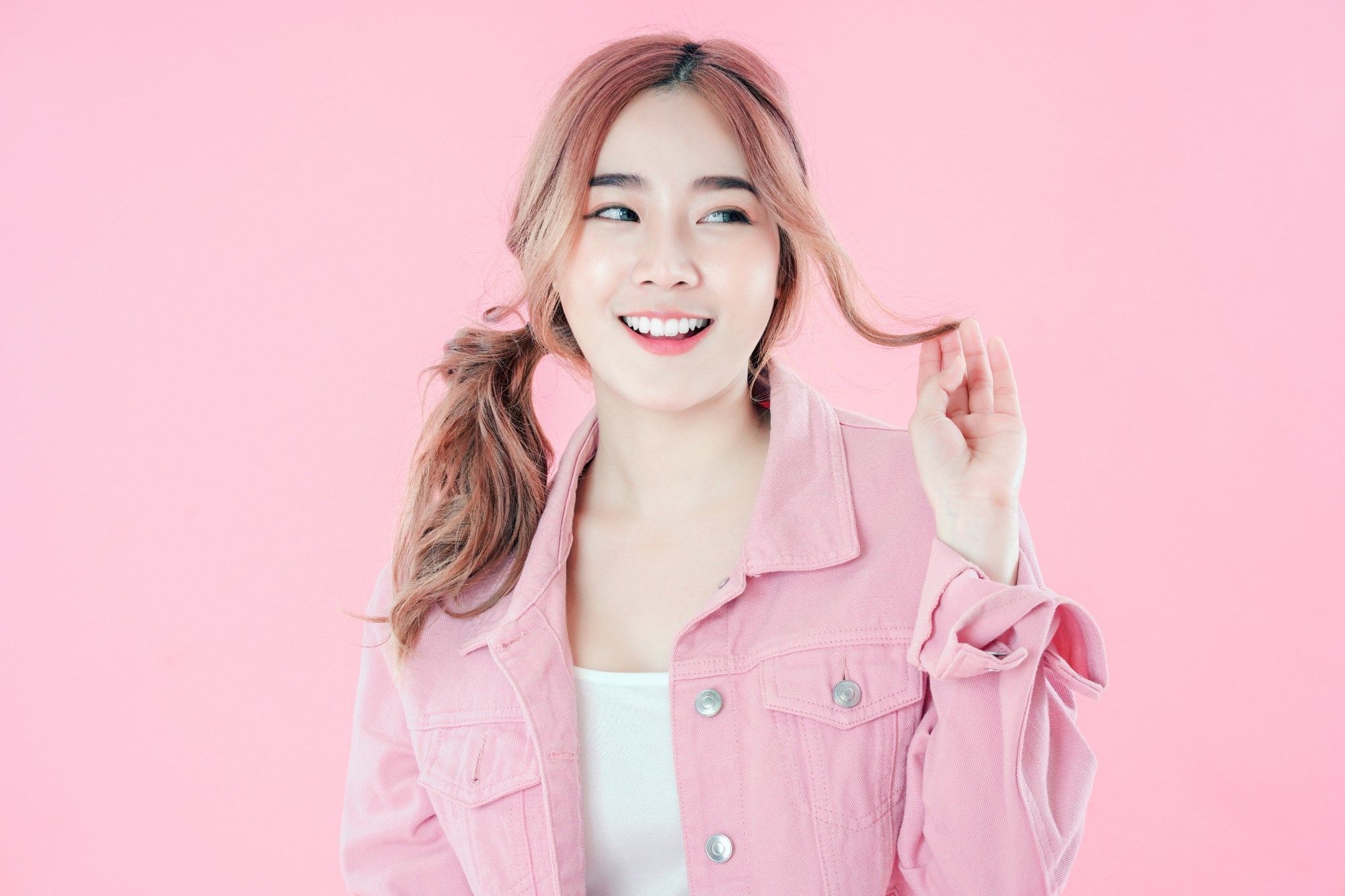 Asian girl wearing a pink jacket is wearing a ponytail