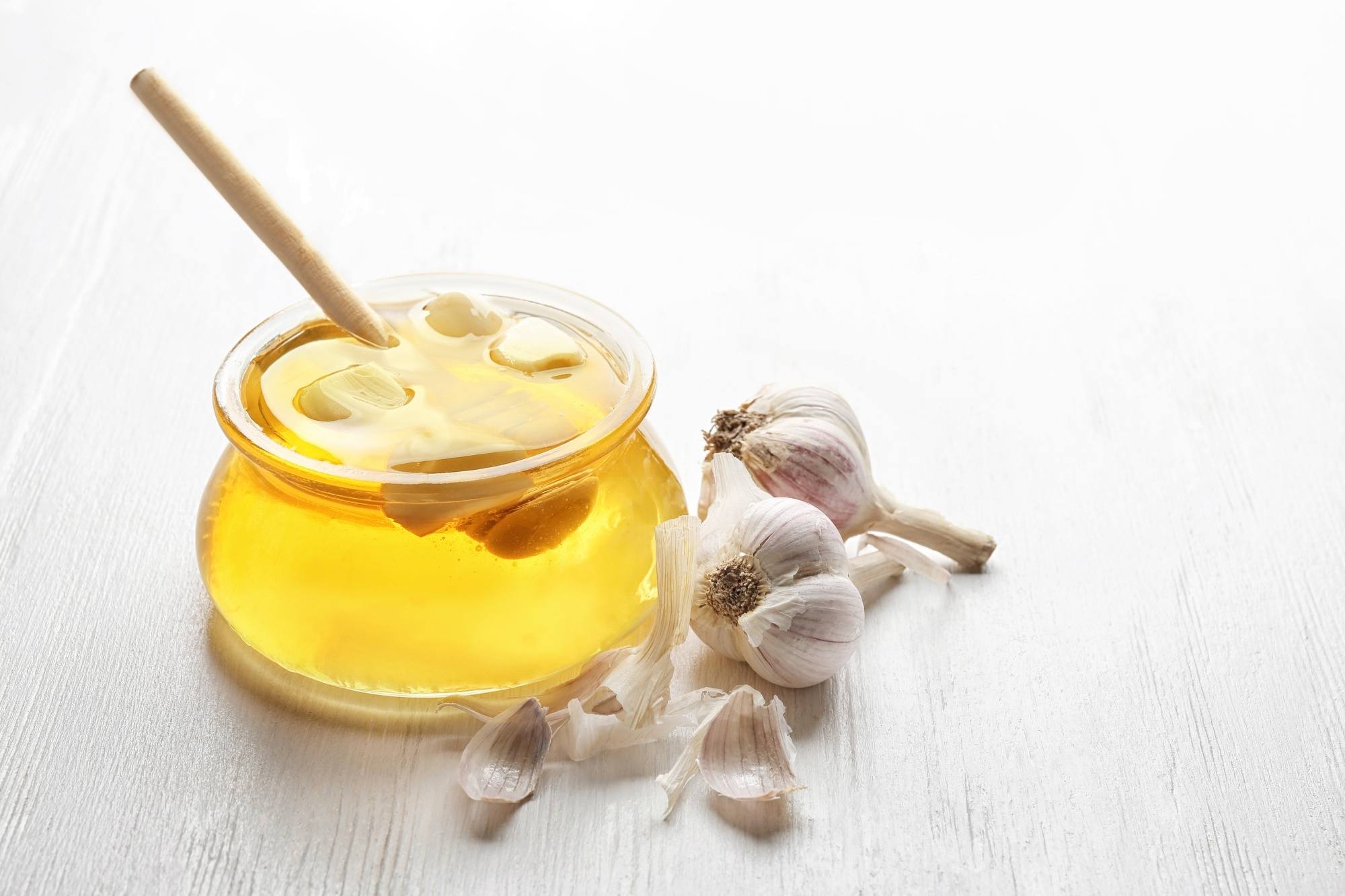 Natural dandruff remedies: garlic with a jar of honey