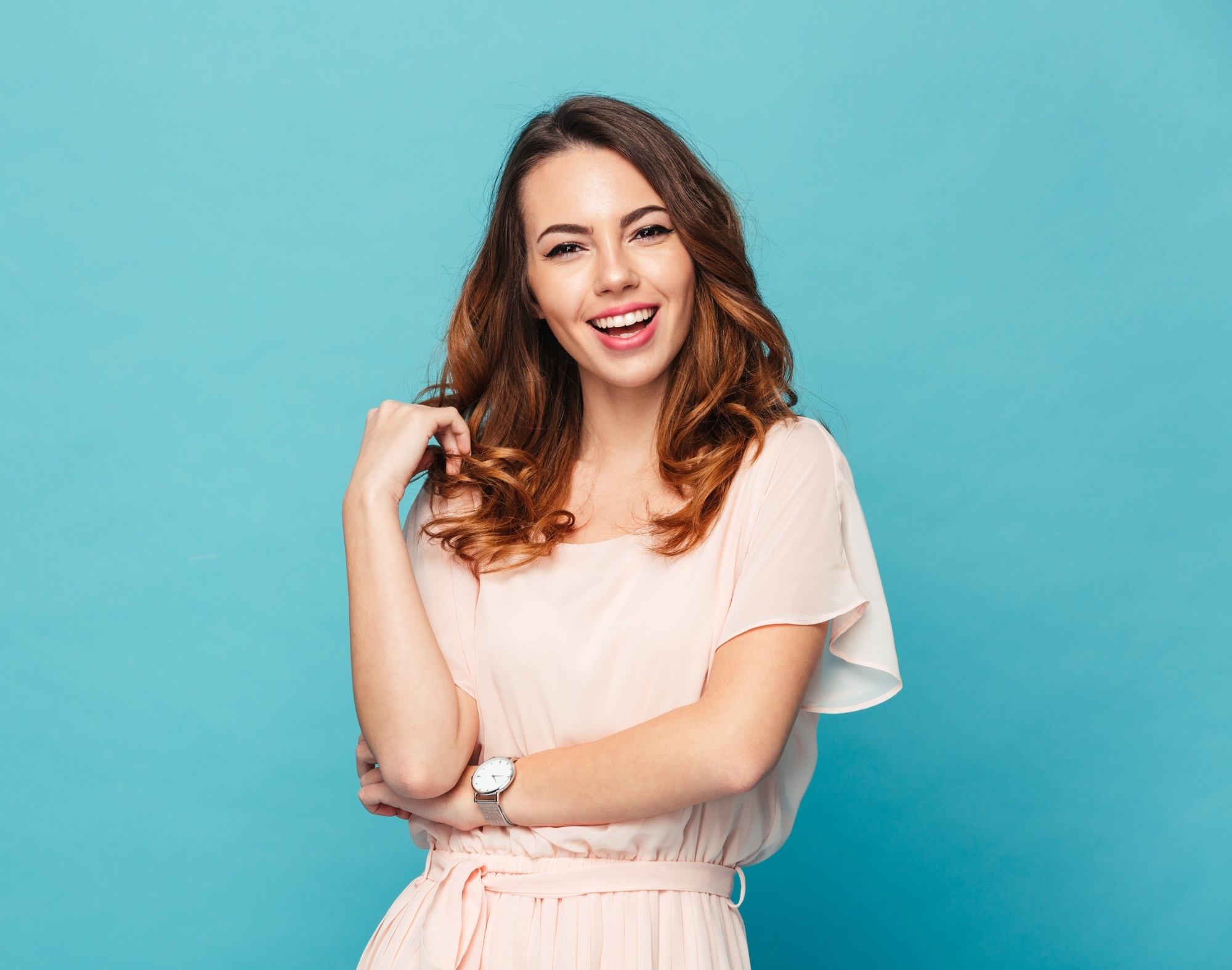 Shampoo and conditioner for colored hair: Woman with honey brown wavy hair smiling