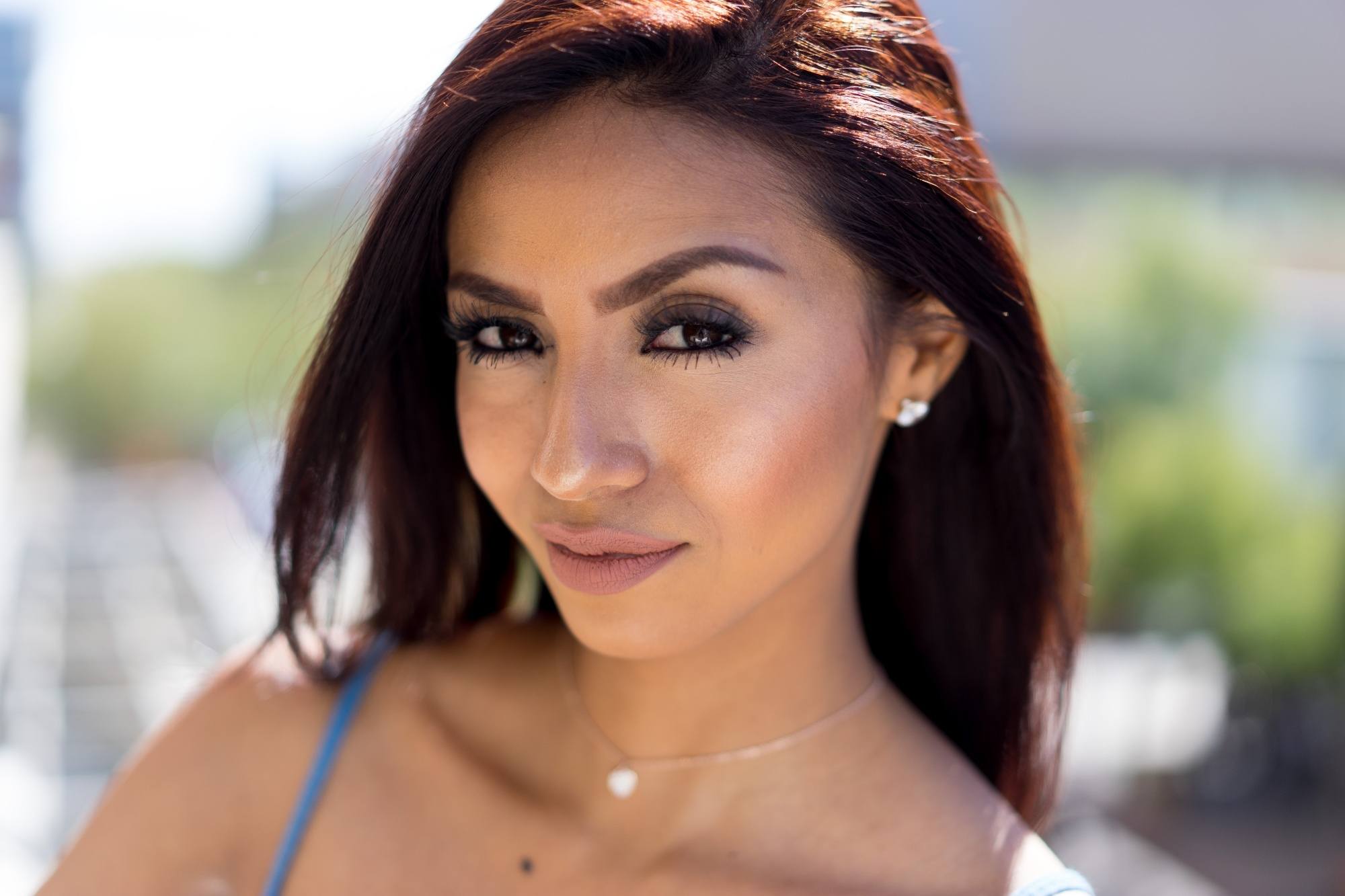 Woman with morena skin and burgundy hair