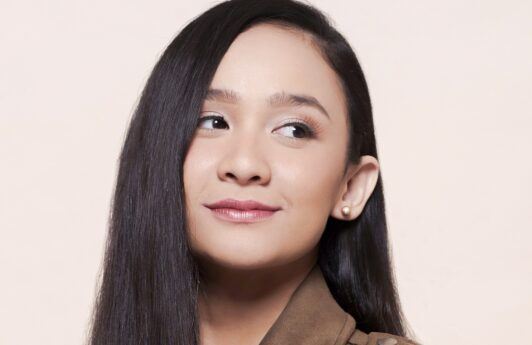 Asian woman with straight hair posing for a keratin conditioner concept