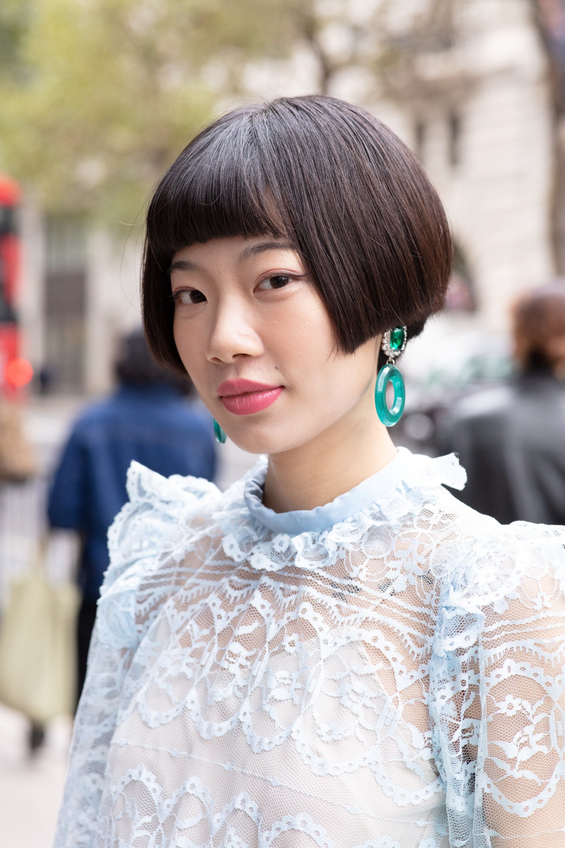 Femme asiatique aux cheveux courts avec une frange