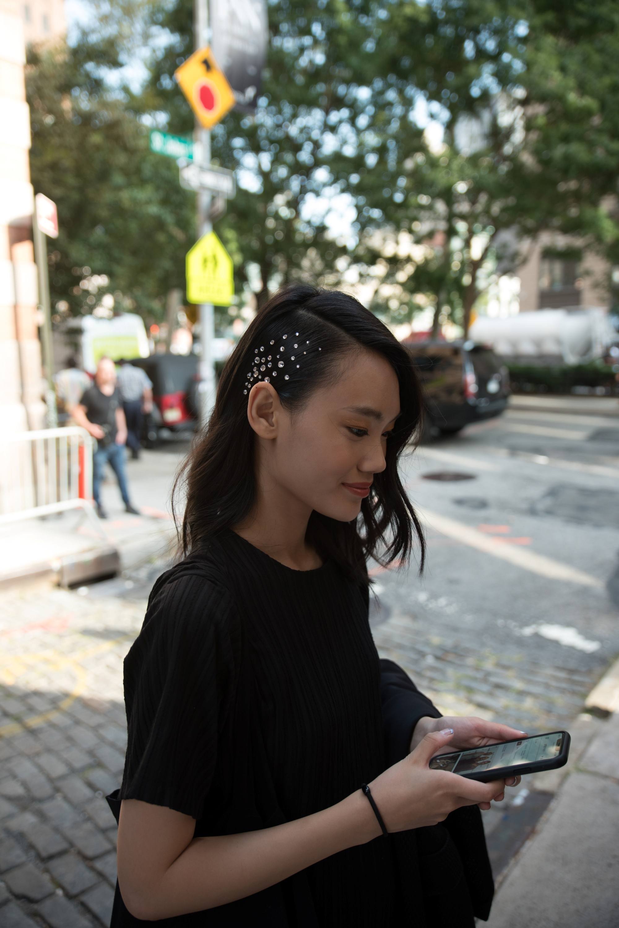 Femme asiatique avec un long carré en désordre avec des clous de cheveux