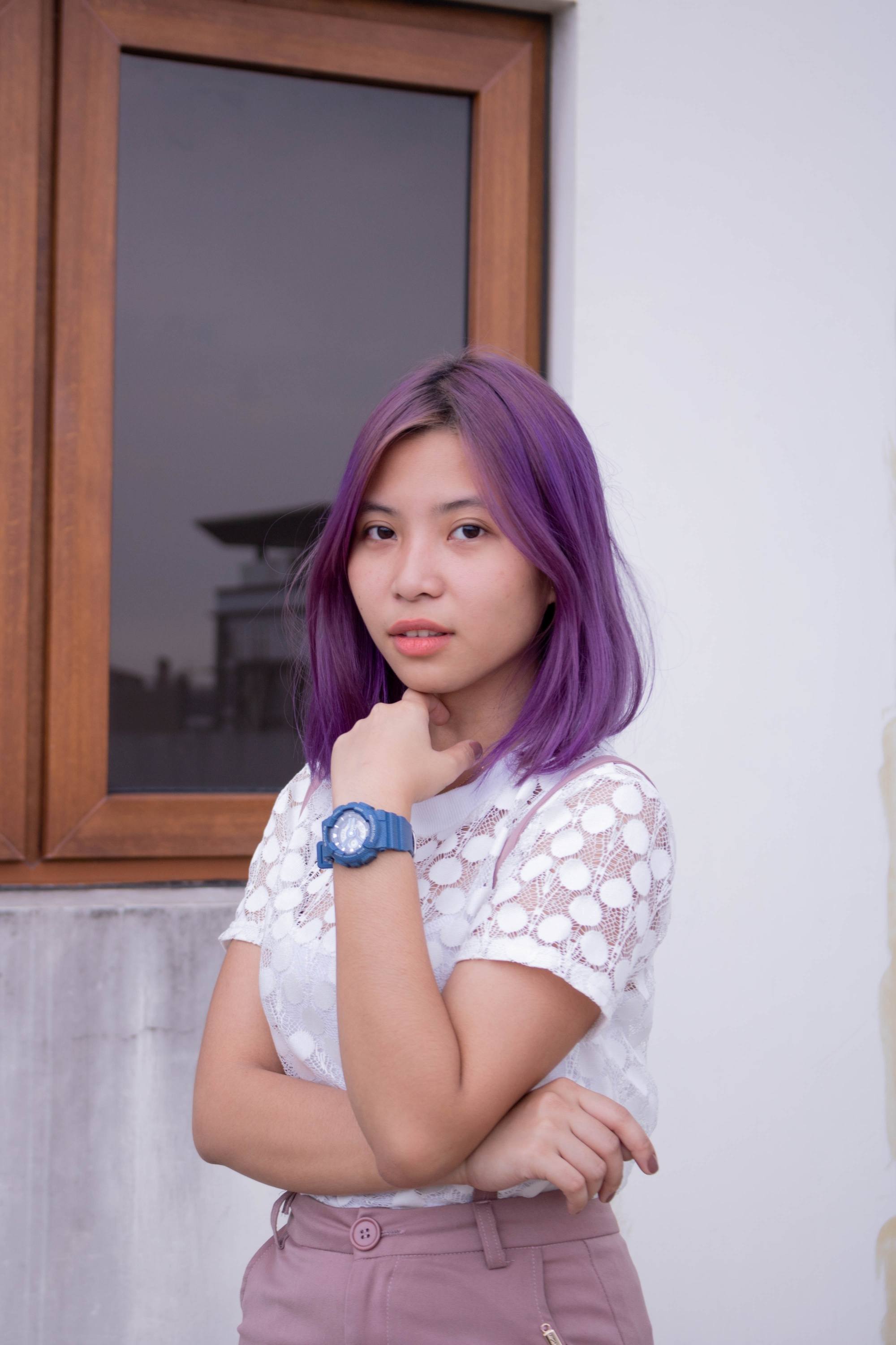 Femme asiatique avec un long carré violet